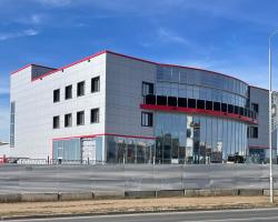 Близится завершение отделки фасада автосалона на ул. Мира, 11